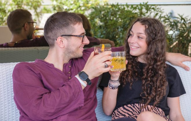 coppia brinda con colorati drink