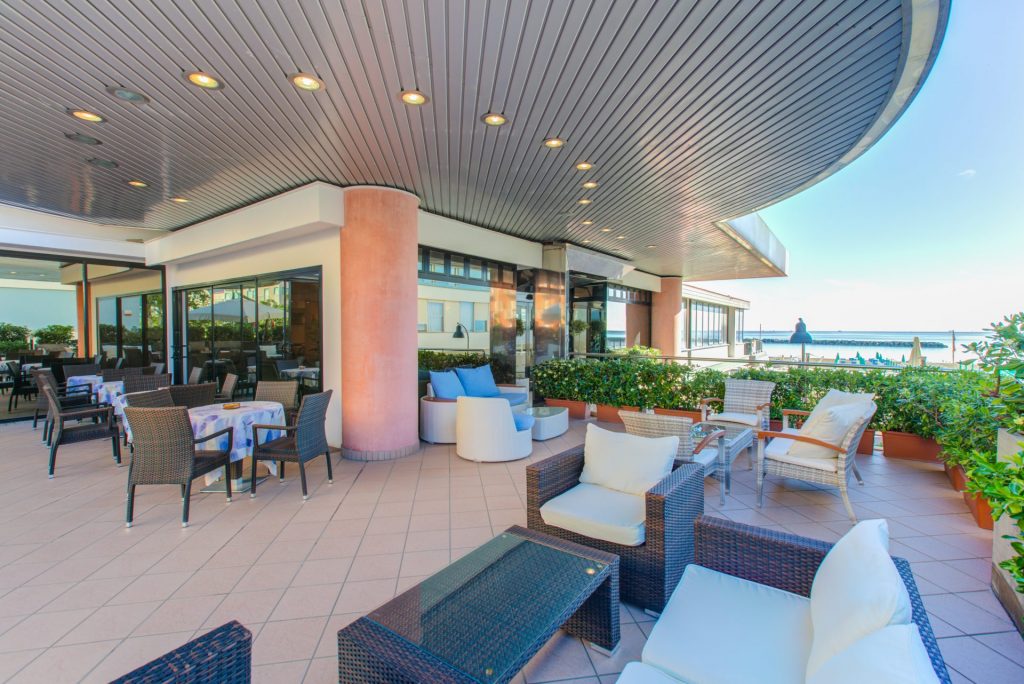 terrazza luminosa dell'hotel