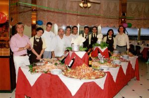 lo staff dell'hotel in posa davanti al buffet