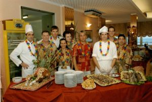 lo staff dell'hotel in posa davanti al buffet