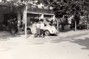 foto storica della famiglia maraldi e dello staff