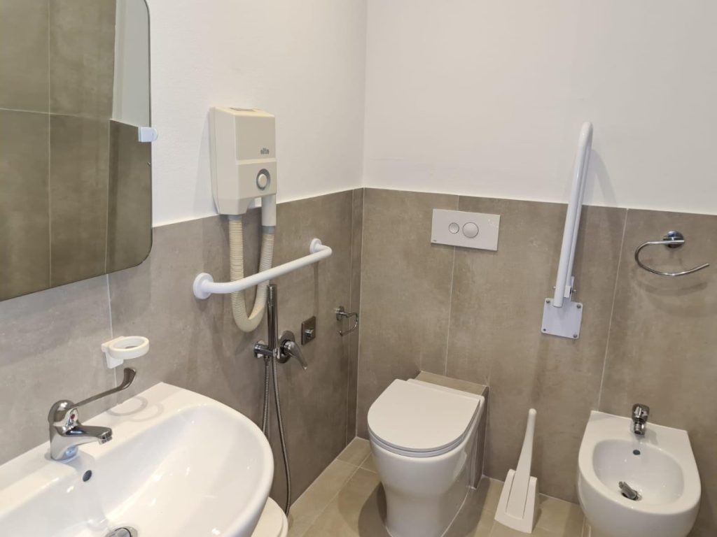 bagno completamente accessibili e con rampa di accesso e maniglie di appoggio vicino ai sanitari bagno completamente accessibili e con rampa di accesso e maniglie di appoggio vicino ai sanitari