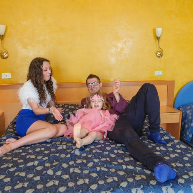 Camera PANORAMA, grande e luminosa, famiglia gioca sul letto Camera PANORAMA, grande e luminosa, famiglia gioca sul letto