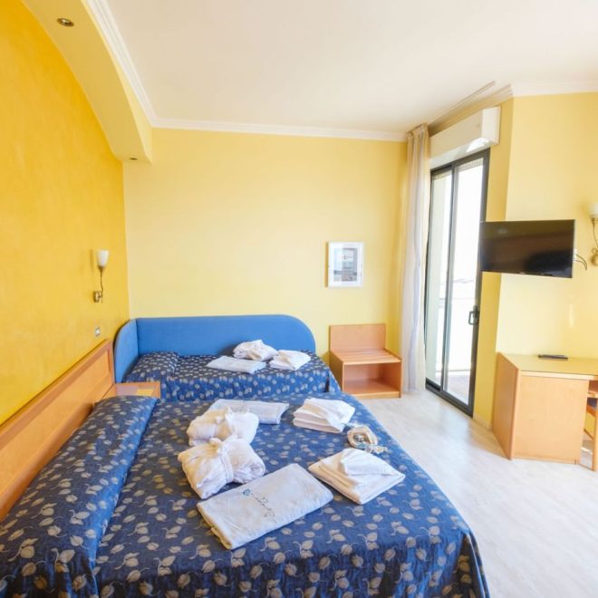 Camera PANORAMA, grande e luminosa, con letto martimoniale e singolo, scrivania e TV Camera PANORAMA, grande e luminosa, con letto martimoniale e singolo, scrivania e TV