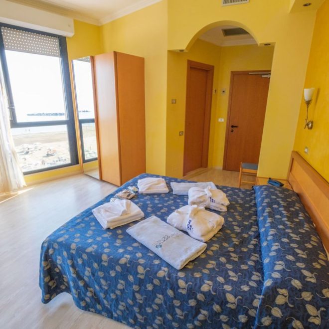 Camera PANORAMA, grande e luminosa, con letto martimoniale e singolo Camera PANORAMA, grande e luminosa, con letto martimoniale e singolo