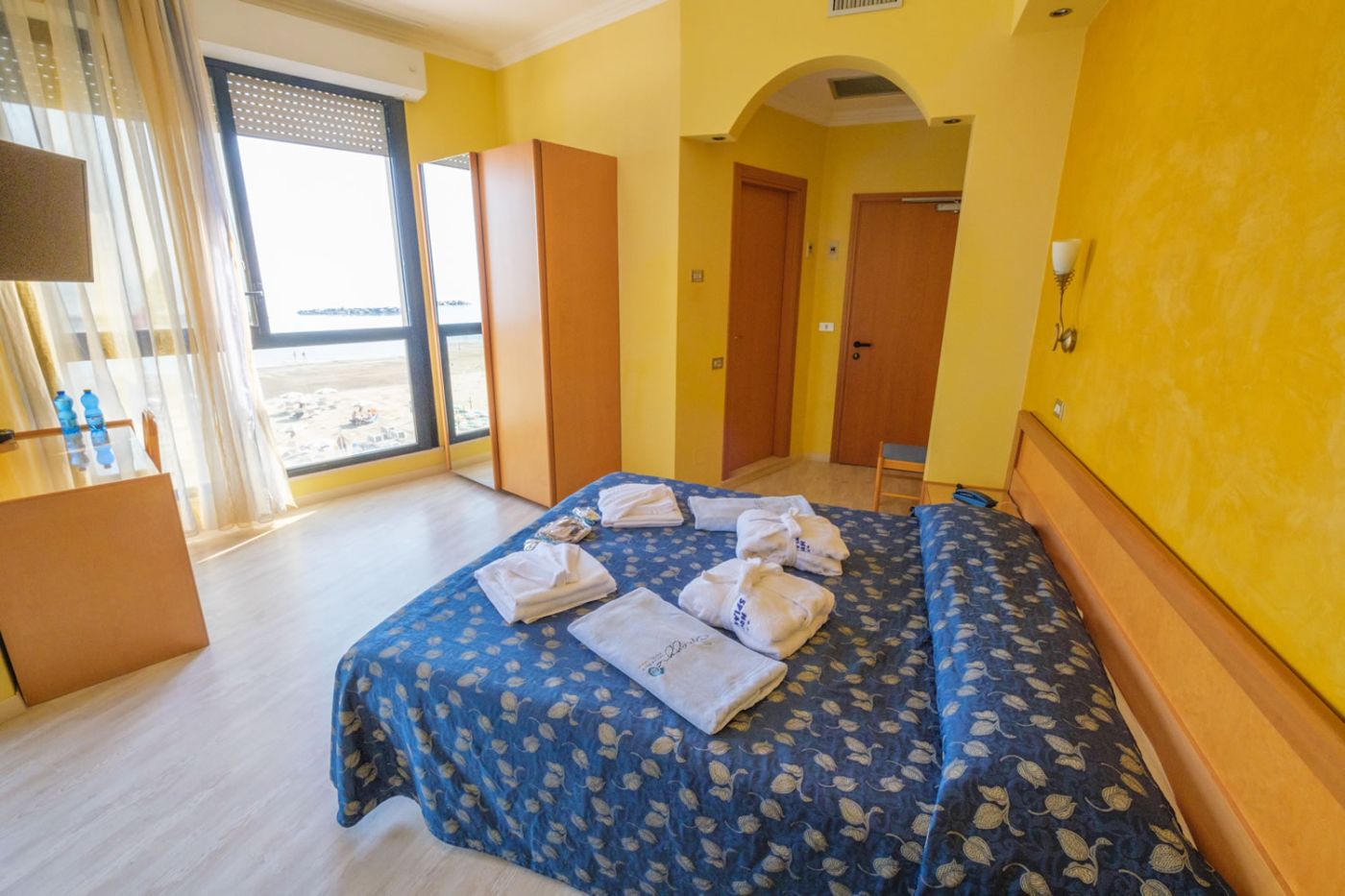 Camera PANORAMA, grande e luminosa, con letto martimoniale e singolo Camera PANORAMA, grande e luminosa, con letto martimoniale e singolo