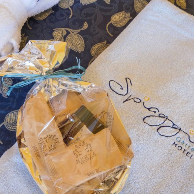 Il telo da spiaggia griffato RoyalSpiaggia in regalo a tutti i clienti insieme al servizio cortesia Il telo da spiaggia griffato RoyalSpiaggia in regalo a tutti i clienti insieme al servizio cortesia