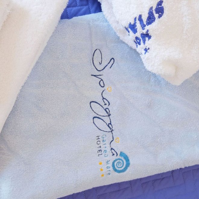 Il telo da spiaggia griffato RoyalSpiaggia in regalo a tutti i clienti Il telo da spiaggia griffato RoyalSpiaggia in regalo a tutti i clienti