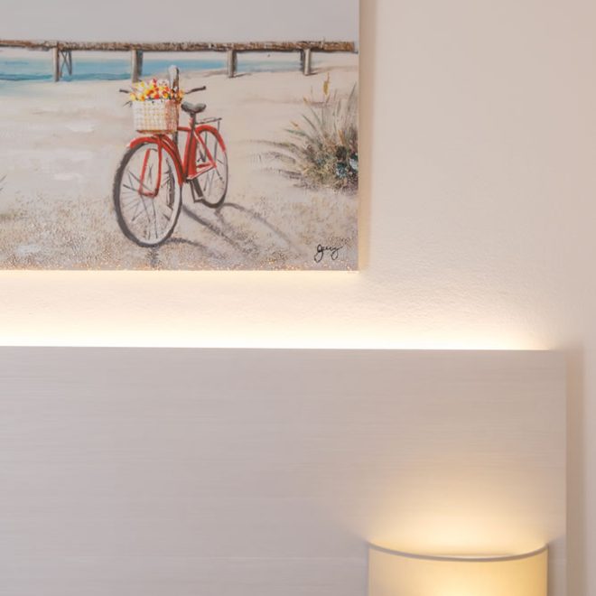 particolare della camera con Lampada da testata letto e particolare di un quadro particolare della camera con Lampada da testata letto e particolare di un quadro