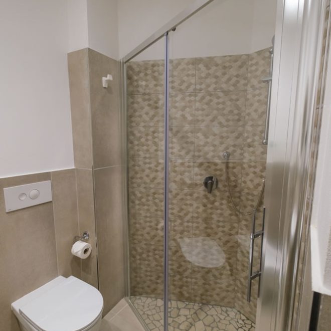 il bagno della camera con ampia e moderna doccia ad angolo il bagno della camera con ampia e moderna doccia ad angolo
