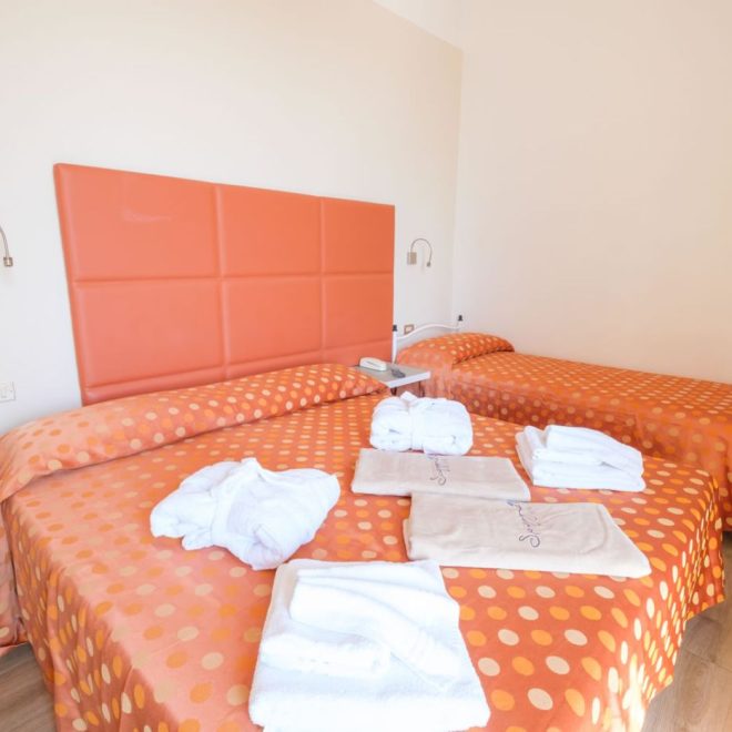 Camera COMFORT con letto matrimoniale e singolo e servizio cortesia sul letto Camera COMFORT con letto matrimoniale e singolo e servizio cortesia sul letto