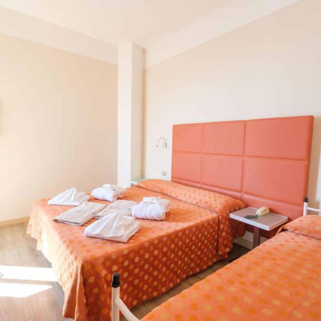 Camera COMFORT con letto matrimoniale e singolo e servizio cortesia sul letto Camera COMFORT con letto matrimoniale e singolo e servizio cortesia sul letto