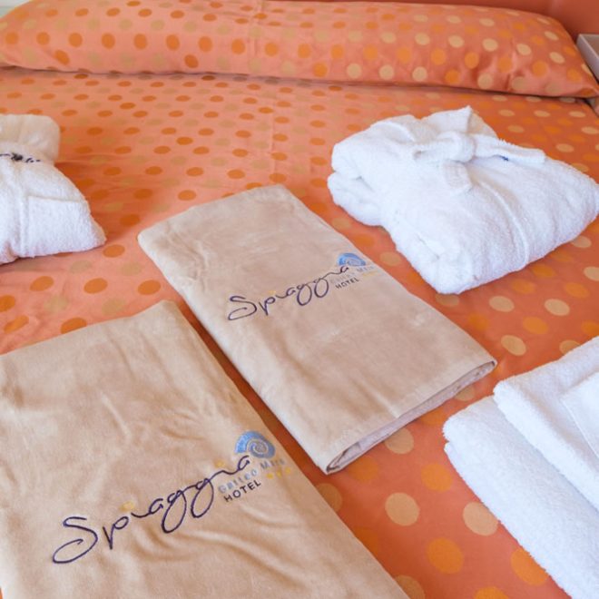 Camera COMFORT con letto matrimoniale e servizio cortesia sul letto Camera COMFORT con letto matrimoniale e servizio cortesia sul letto