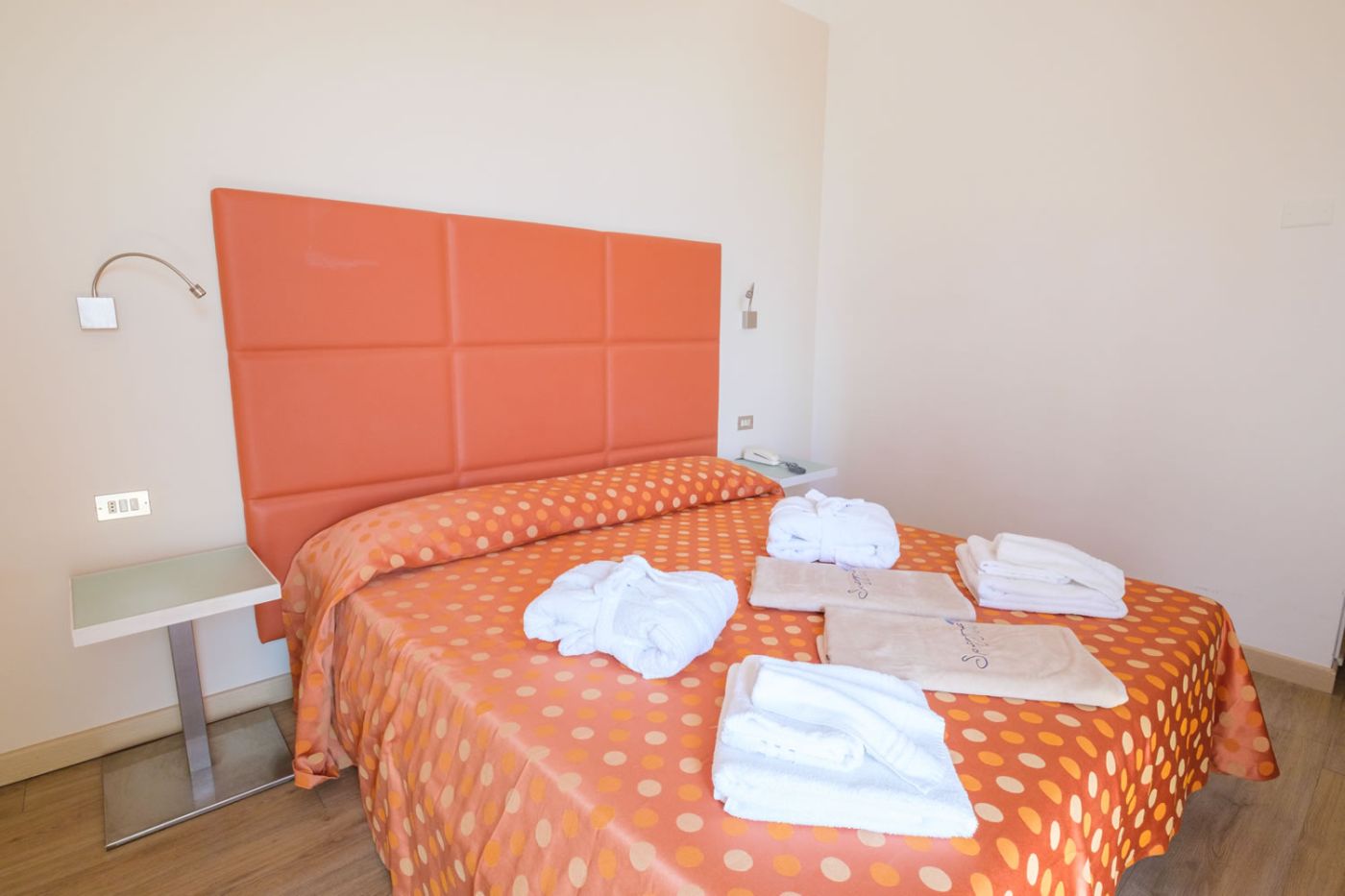 Camera COMFORT con letto matrimoniale e servizio cortesia sul letto Camera COMFORT con letto matrimoniale e servizio cortesia sul letto