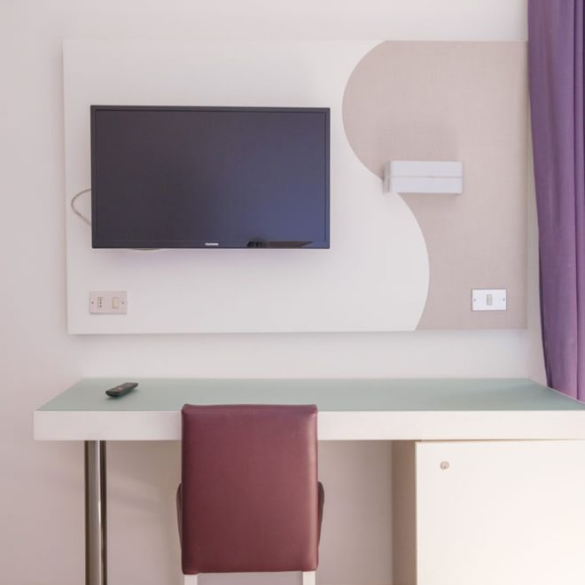 Interno camera con scrivania e tv Interno camera con scrivania e tv