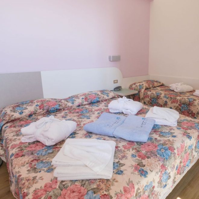 Camera COMFORT con letto matrimoniale e singolo e servizio cortesia sul letto Camera COMFORT con letto matrimoniale e singolo e servizio cortesia sul letto