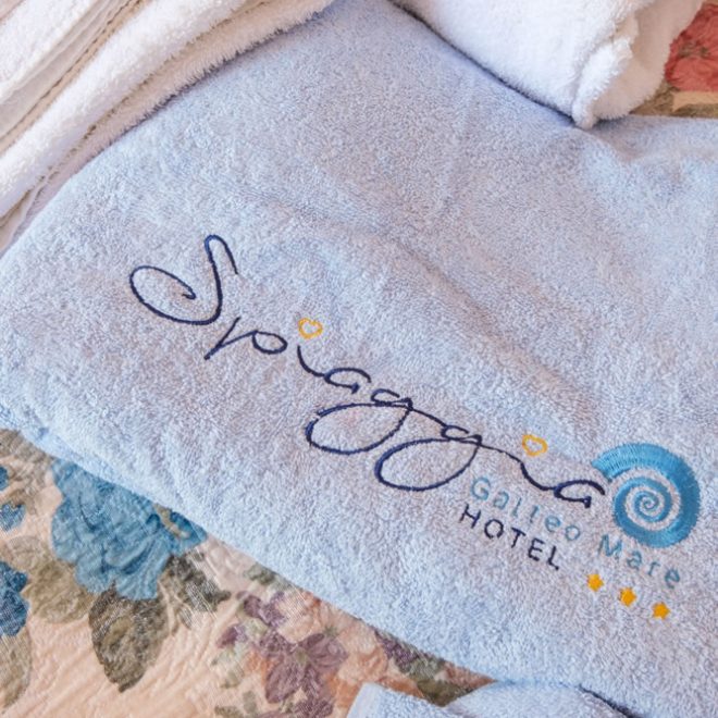 Il telo da spiaggia griffato RoyalSpiaggia in regalo a tutti i clienti Il telo da spiaggia griffato RoyalSpiaggia in regalo a tutti i clienti