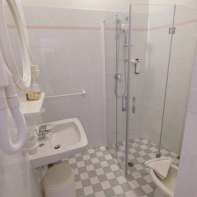 Camera COMFORT, bagno con doccia e tutti i sanitari Camera COMFORT, bagno con doccia e tutti i sanitari