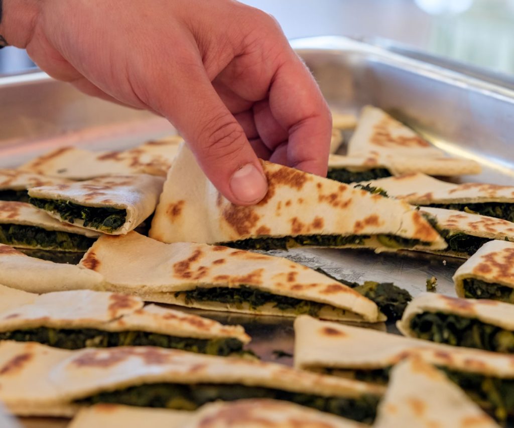 Spicchi di piadina ripiena alle erbette