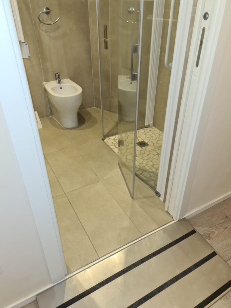 bagno e doccia completamente accessibili e con rampa di accesso bagno e doccia completamente accessibili e con rampa di accesso
