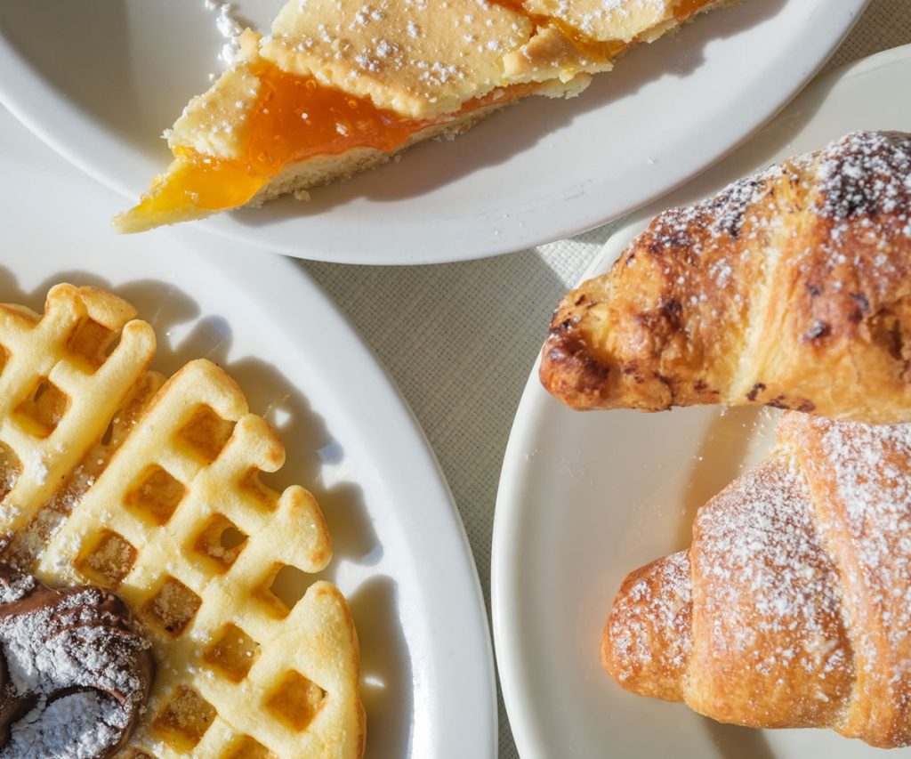 colazione a buffet con crostata, brioches e waffle alla nutella
