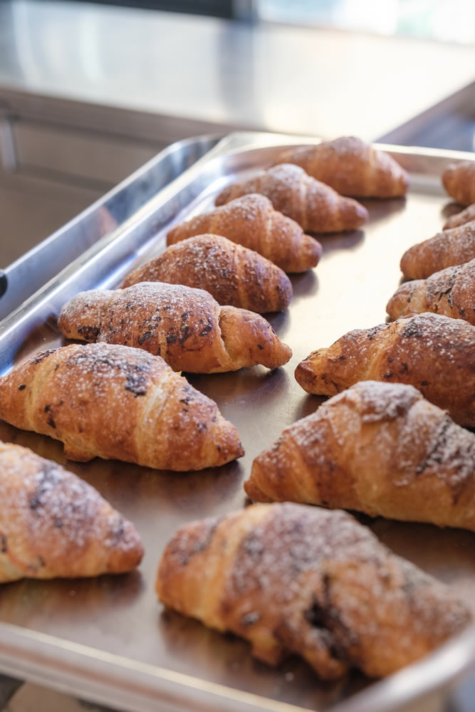 Vassoio di croissant appena sfornati