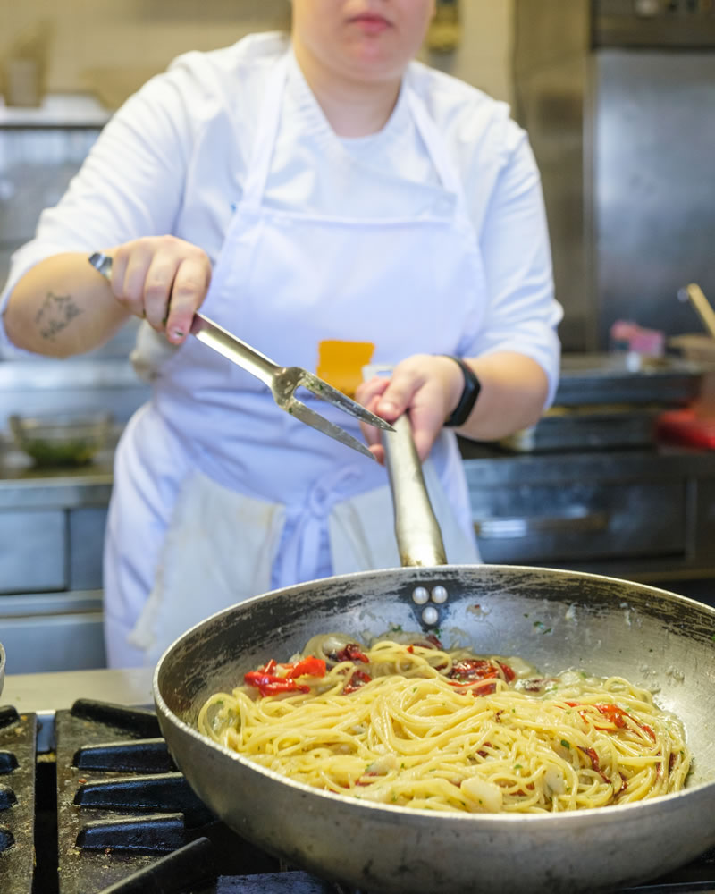 Chef salta in padella i tagliolini al pesce
