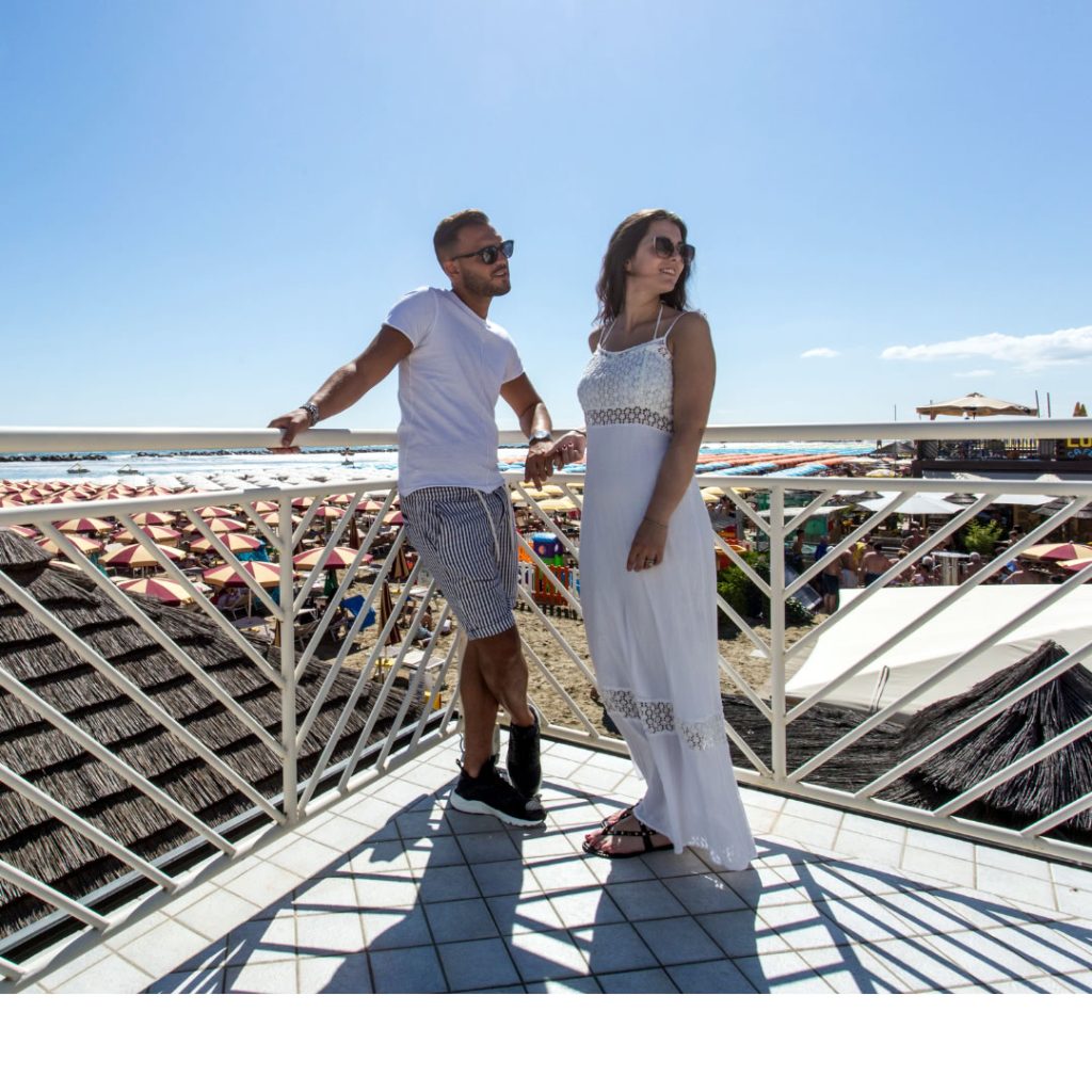 coppia sul terrazzo panoramico vista mare in una giornata di sole