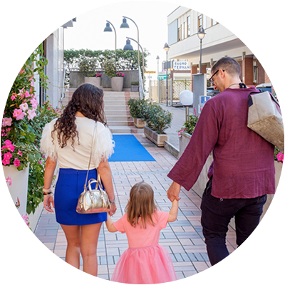hotel-royal-spiaggia famiglia arriva all'hotel tenendosi per mano