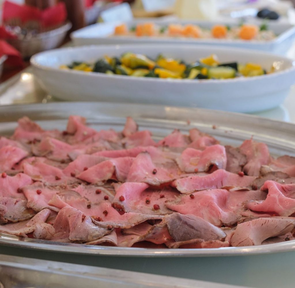 Vassoio con rosbeef al tavolo del buffet