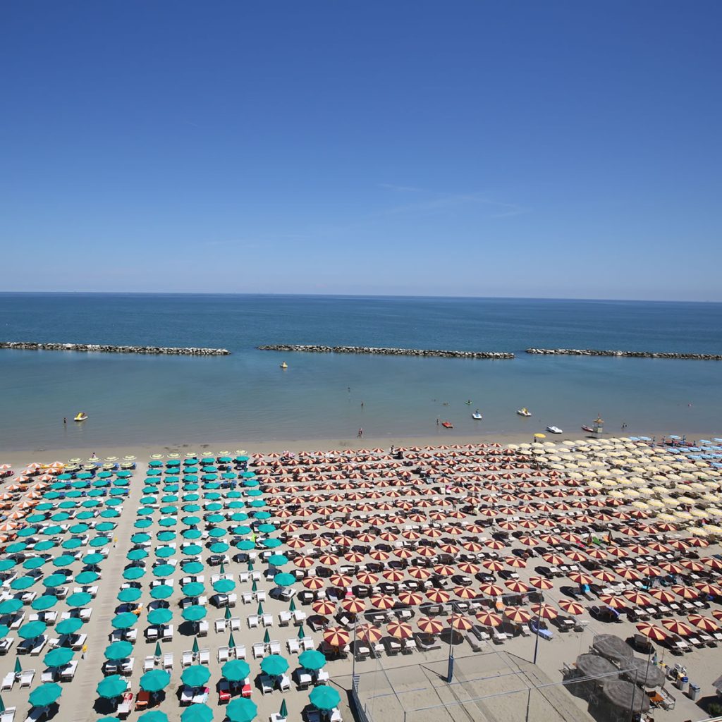 Vista panoramica sulla spiaggia pieda di ombrelloni e il mare