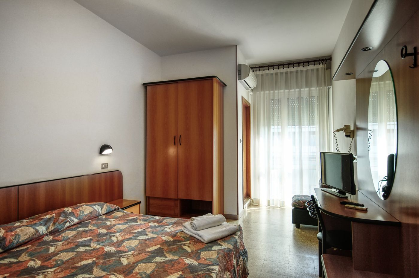 camera con letto matrimoniale e letto singolo, ampia specchiera e tv camera con letto matrimoniale e letto singolo, ampia specchiera e tv