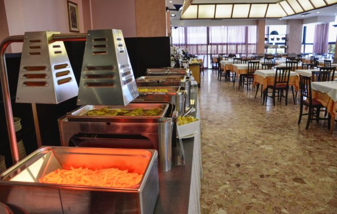 Il buffet caldo dei primi e dei secondi