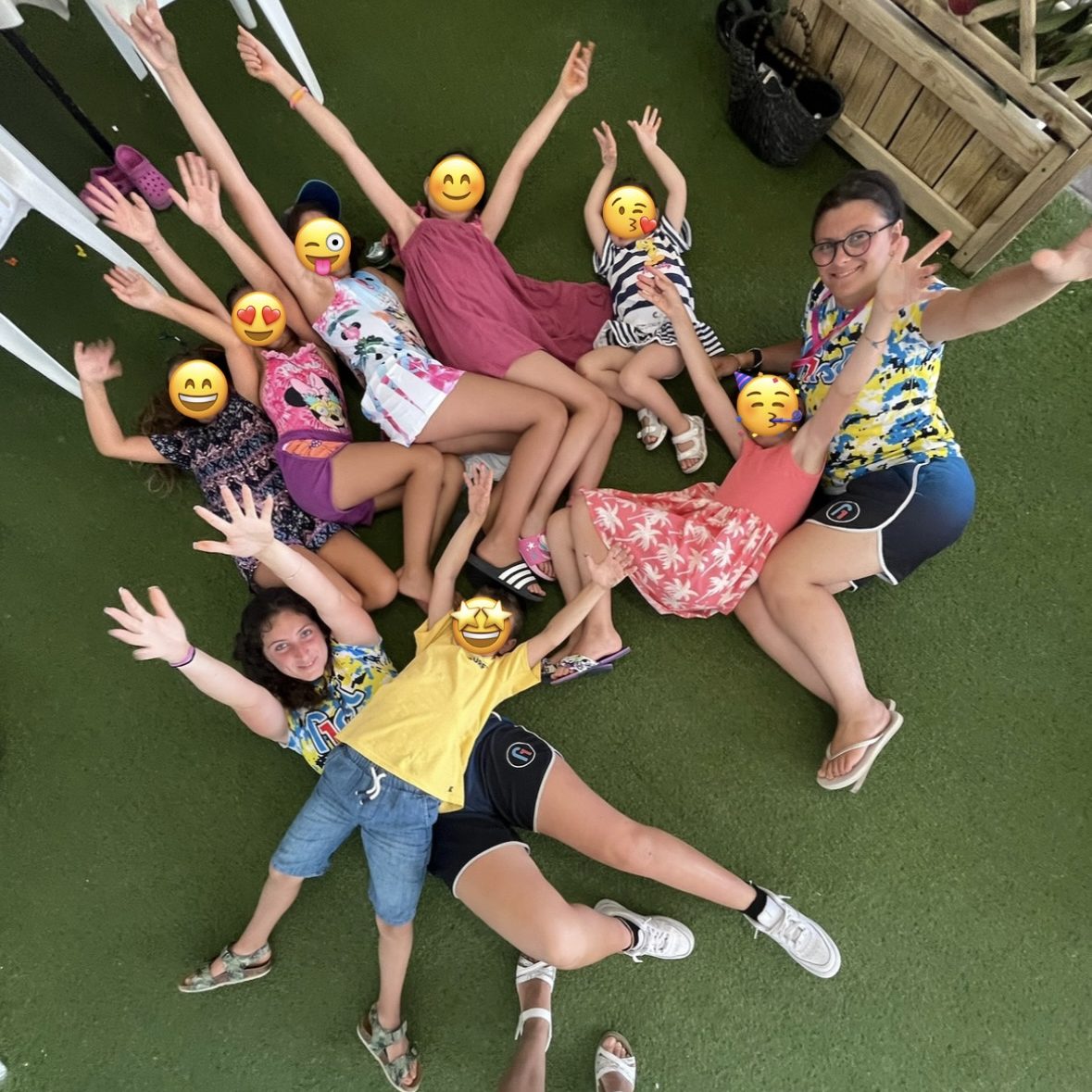 Bambini insieme allo staff dell'animazione