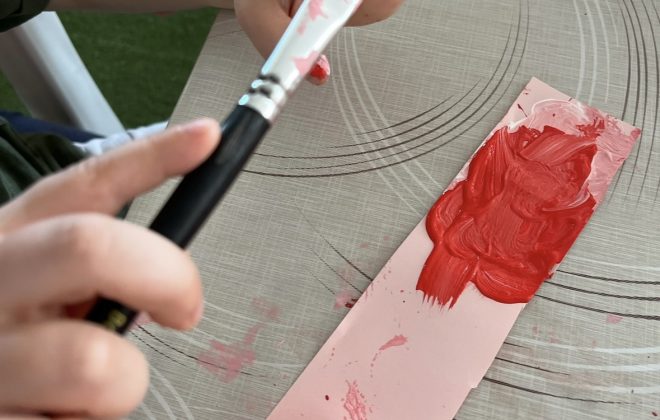 Bimbo gioca con i colori sulle dita