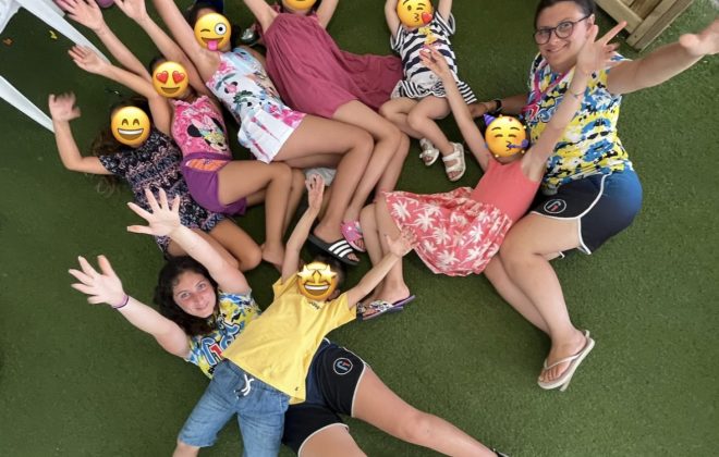 Bambini insieme allo staff dell’animazione