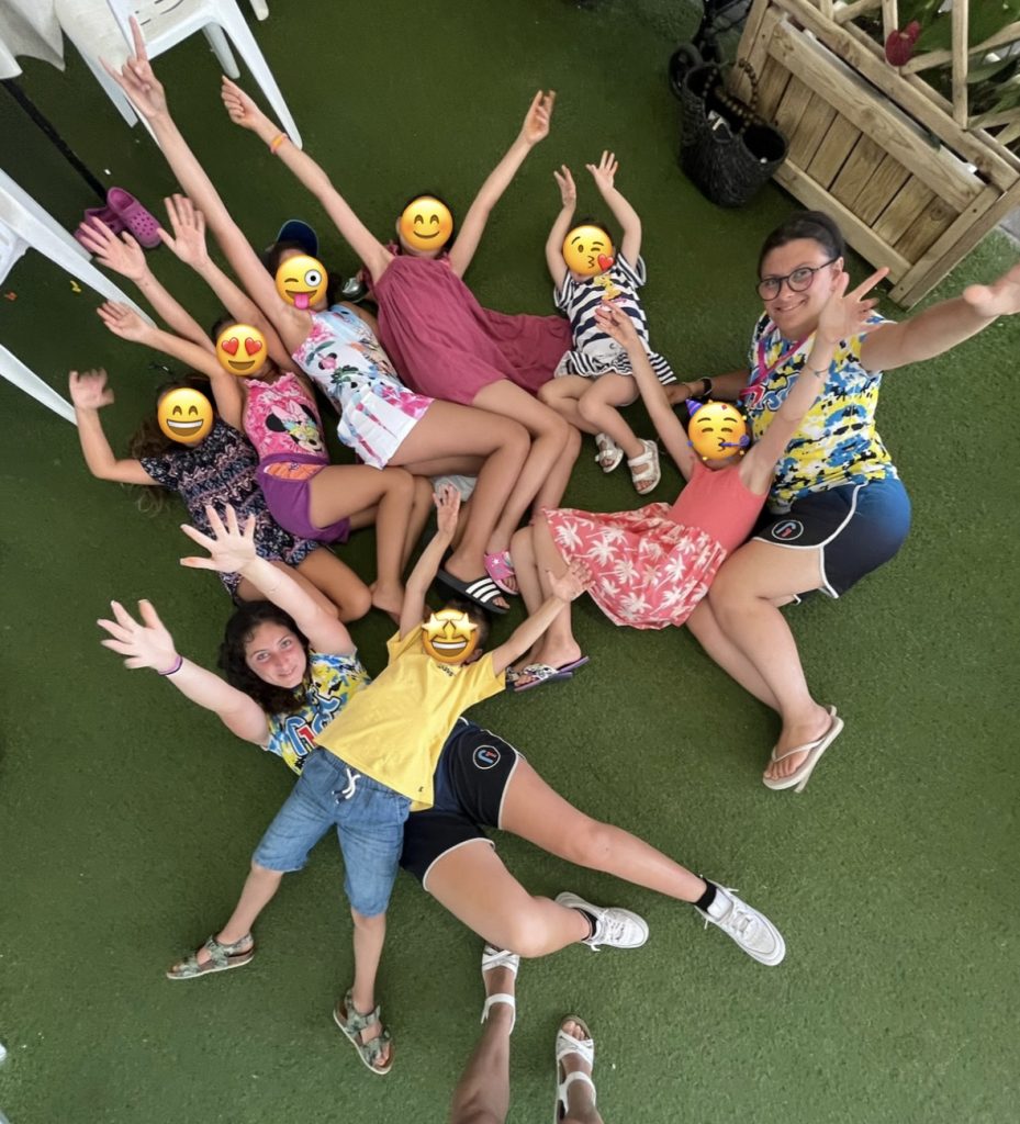 Bambini insieme allo staff dell'animazione