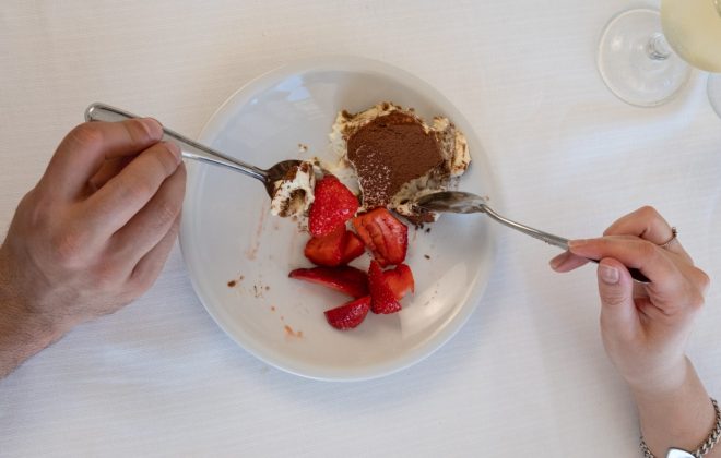 Dessert mascarpone con fragole fresche