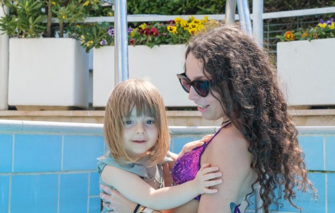 Mamma in piscina con la sua bimba