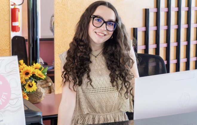 la receptionist sorridente