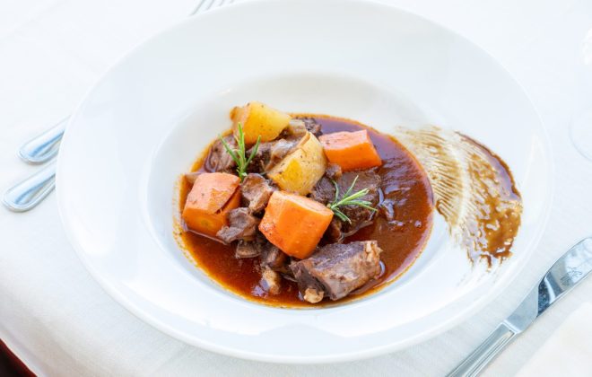 Piatto con stufato di carne, carote e patate