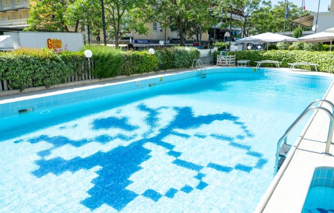 La piscina dell’hotel in una giornata di sole