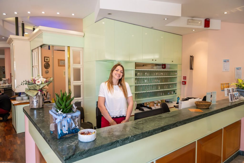 receptionist sorridente