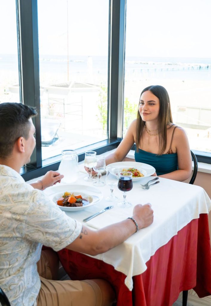 coppia seduta in sala ristorante