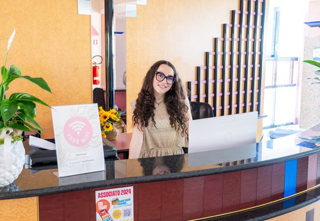 receptionist sorridente